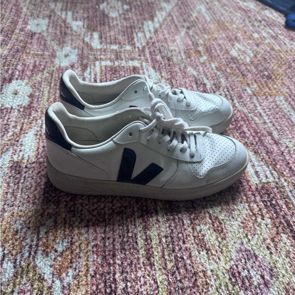 Veja v-10 sneakers size 9.5
